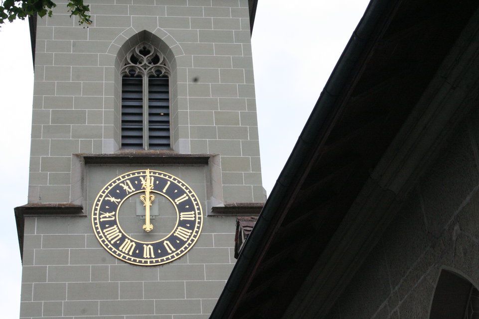 Die Uhr an der Nydeggkirche steht still Berner Oberländer