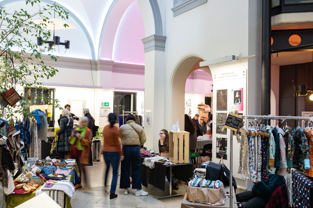 Genève , le 16 décembre 2023.  Ambiance sur le marché de Noël de la Maison des arts du Grütli, qui regroupe des jeunes créateurs de produits artisanaux.
Photo Pierre Albouy/Tribune de Genève