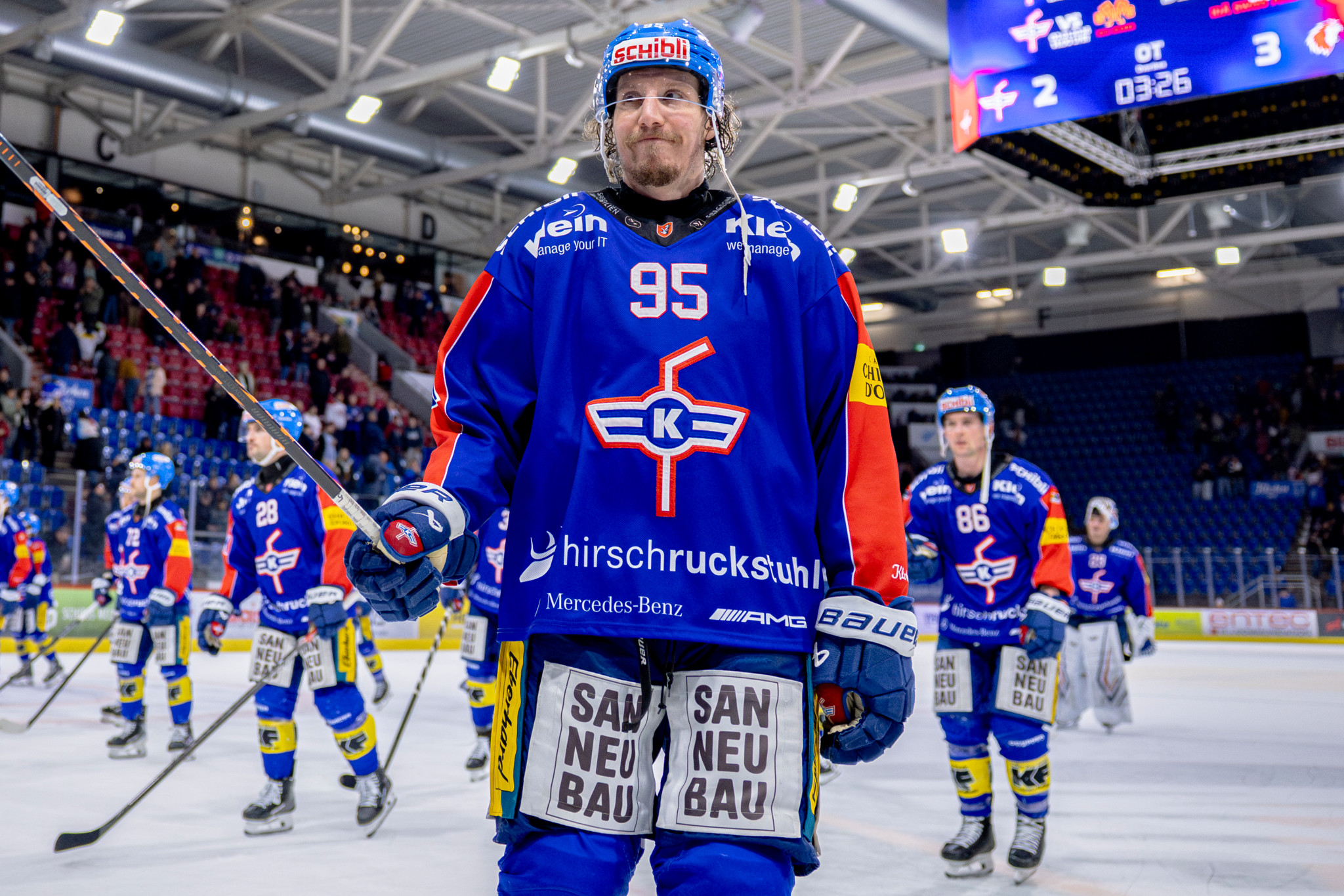 Nicholas Steiner (Nr. 95, EHC Kloten) blickt enttäuscht nach der 2:3-Niederlage gegen Lausanne HC ins Leere.