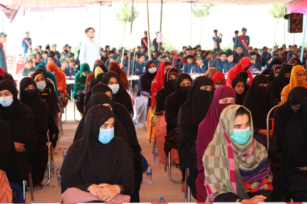 Denn die Taliban beschneiden seit der Machtübernahme die Rechte der Mädchen und Frauen massiv. Sie müssen ihr Gesicht verhüllen und dürfen ab der siebten Klasse nicht mehr zur Schule.