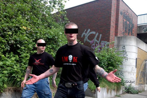 Der 24-jährige Sebastien N. (r.), der vermutlich am 5. Mai 2012 im Zürcher Niederdorf auf einen 26-Jährigen schoss und diesen schwer verletzte, wurde Anfang Mai 2012 in Hamburg verhaftet und später an die Schweiz ausgeliefert. In Hamburg hat der Schweizer seit vielen Jahren beste Beziehungen zur rechtsradikalen Szene der Stadt. Der 24-jährige Sebastien N. (r.), der vermutlich am 5. Mai 2012 im Zürcher Niederdorf auf einen 26-Jährigen schoss und diesen schwer verletzte, wurde Anfang Mai 2012 in Hamburg verhaftet und später an die Schweiz ausgeliefert. In Hamburg hat der Schweizer seit vielen Jahren beste Beziehungen zur rechtsradikalen Szene der Stadt.