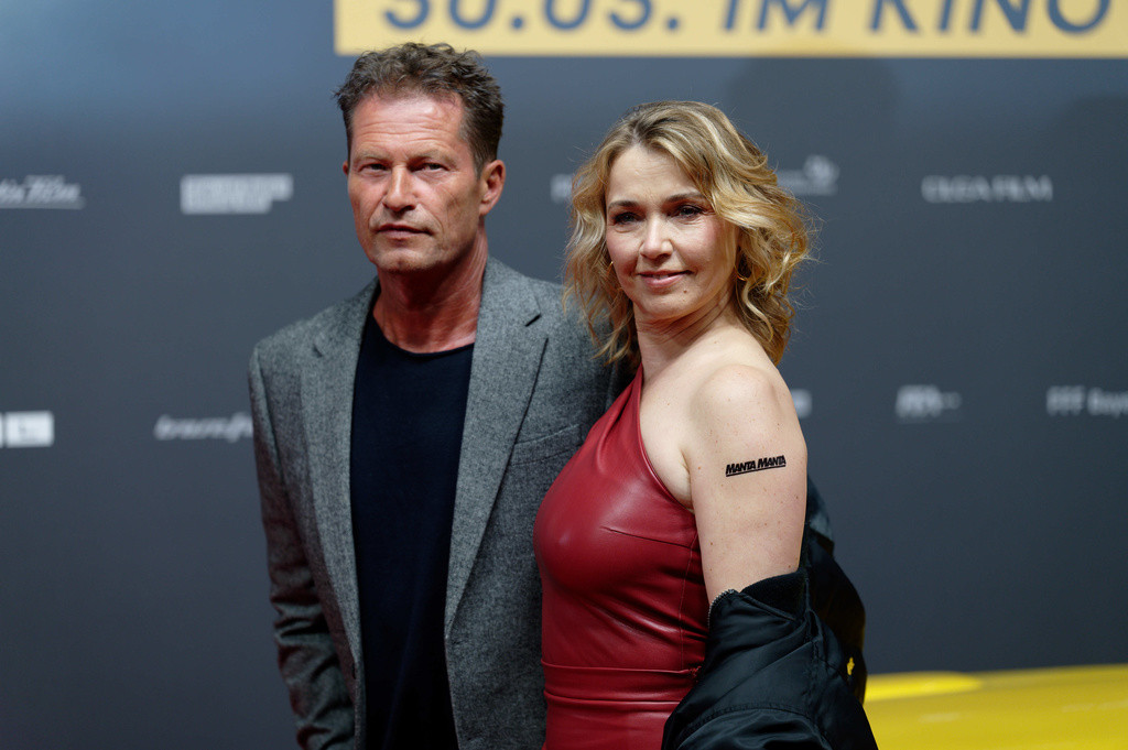 26.03.2023, Nordrhein-Westfalen, Köln: Die Schauspieler Til Schweiger (l) und Tina Ruland (r) kommen zu Premiere des Films "Manta Manta · Zwoter Teil". Foto: Henning Kaiser/dpa +++ dpa-Bildfunk +++ (KEYSTONE/DPA/Henning Kaiser)