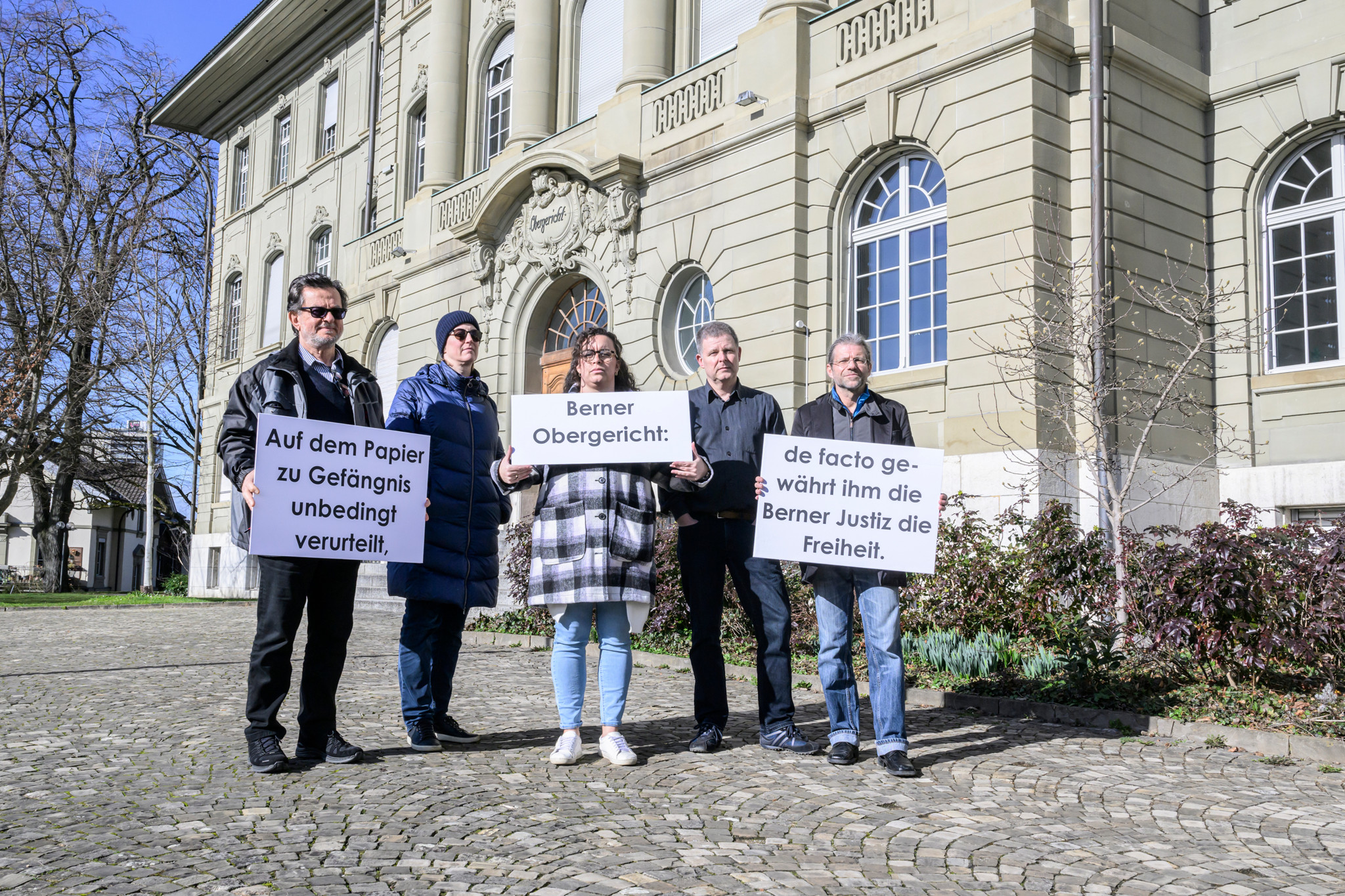 Mahnwache vor dem Obergericht Bern

Mitglieder der Interessengemeinschaft Zoelch-Geschaedigter haelt am Mittwochmorgen eine mahnwache ab, da der 2022 verurteilte Frank A. Zoelch noch immer nicht im Gefaengnis sitzt

zweiter von rechts ist Koordinator Christoph Schuetz, die anderen wollen nicht mit Namen genannt werden

© Franziska Rothenbuehler | TAMEDIA AG 