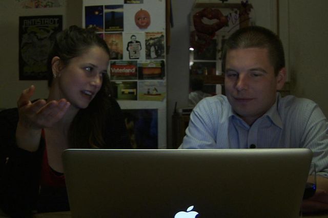 Die linke Filmemacherin und ihre rechte Hauptfigur: Karin Bachmann (links) und Erich Hess (rechts) in ideologisch korrekter Sitzordnung.