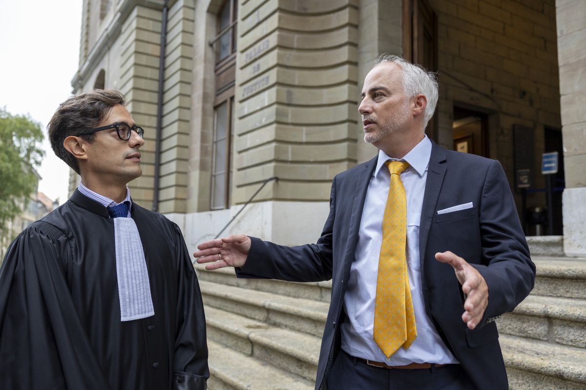 Les avocats de Sperisen, Giorgio Campa à gauche et Florian Baier à droite, attendent devant le palais de justice pour l'ouverture du quatrième procès de l'ancien chef de la police nationale du Guatemala, Erwin Sperisen, à Genève, Suisse, le lundi 2 septembre 2024.
