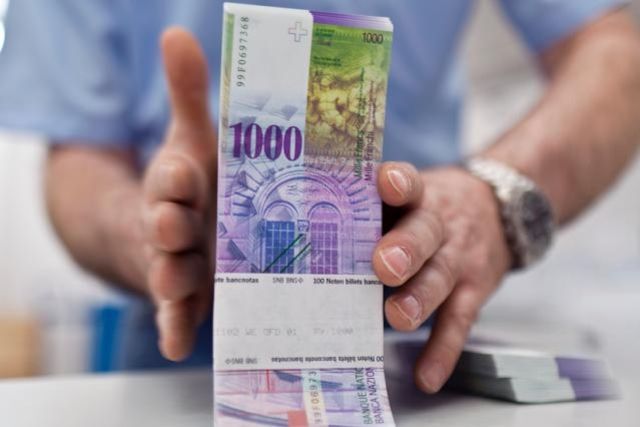 UBS maintient ses prévisions de croissance économique positive pour 2014 et prévoit un affaiblissement du franc suite à la votation d'hier, ce qui est une bonne nouvelle pour l'économie.