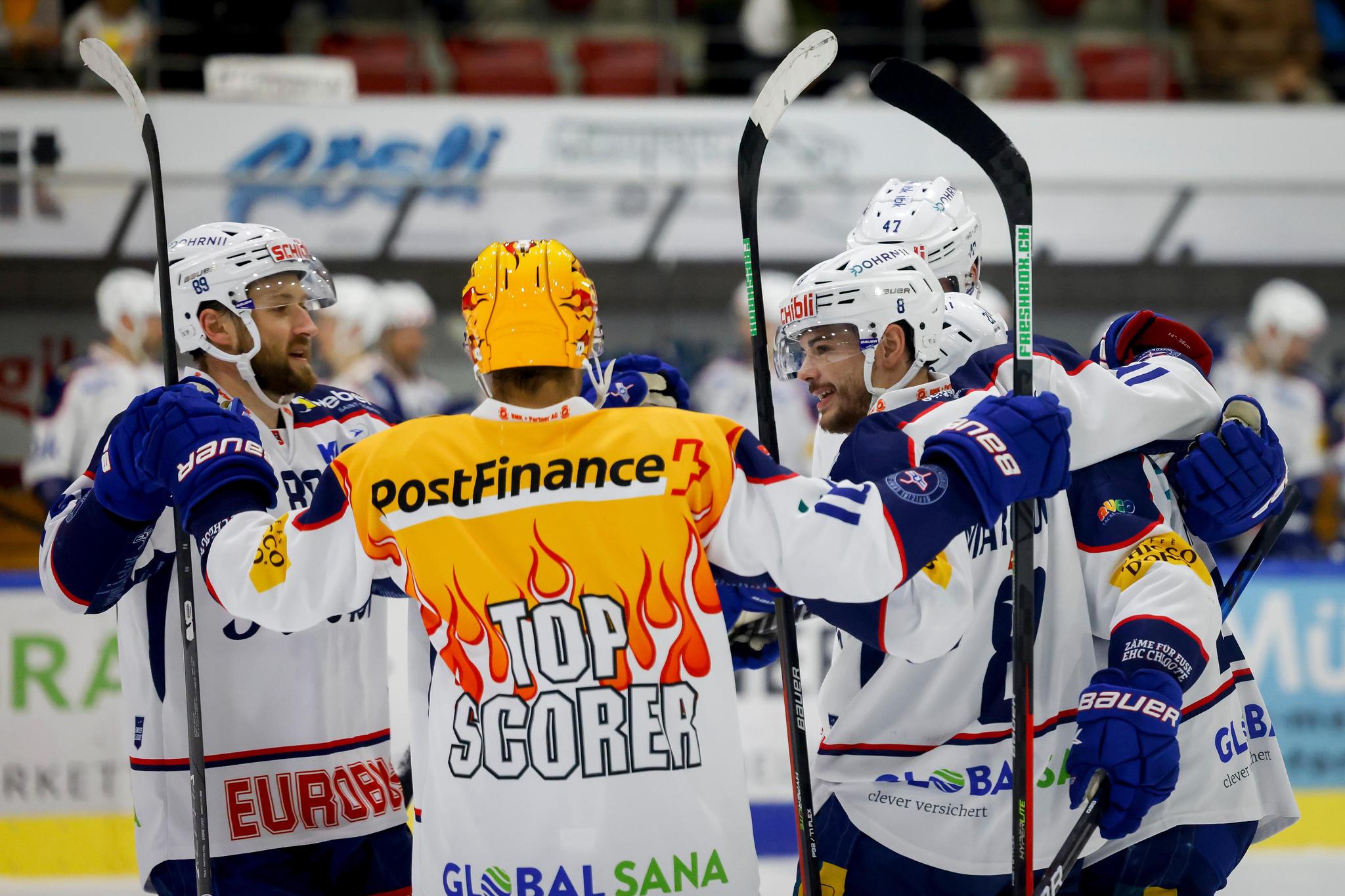 Die Klotener bejubeln in Visp sechs Tore: Marc Marchon (rechts mit der Nummer 8) bringt den EHC in Führung und sorgt mit seinem 6:2 für den Schlusspunkt.