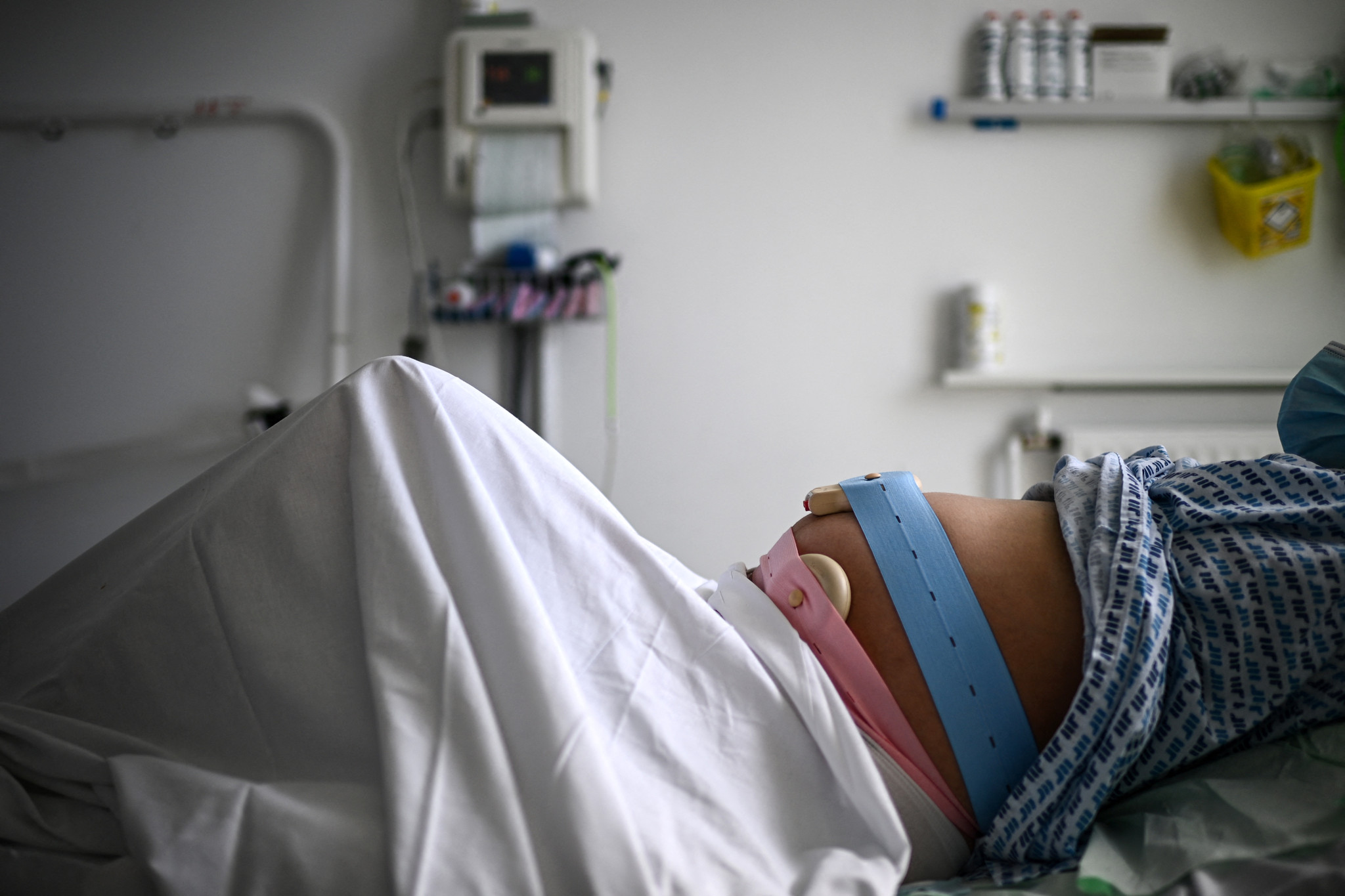 Eine schwangere Frau liegt im Krankenhausbett in Paris, während Überwachungsgeräte an ihrem Bauch angebracht sind, Juni 2022.