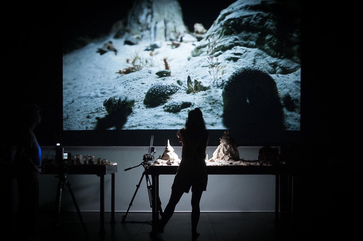 L’installation du spectacle «Fabula Rasa», sur tables et sur écran.