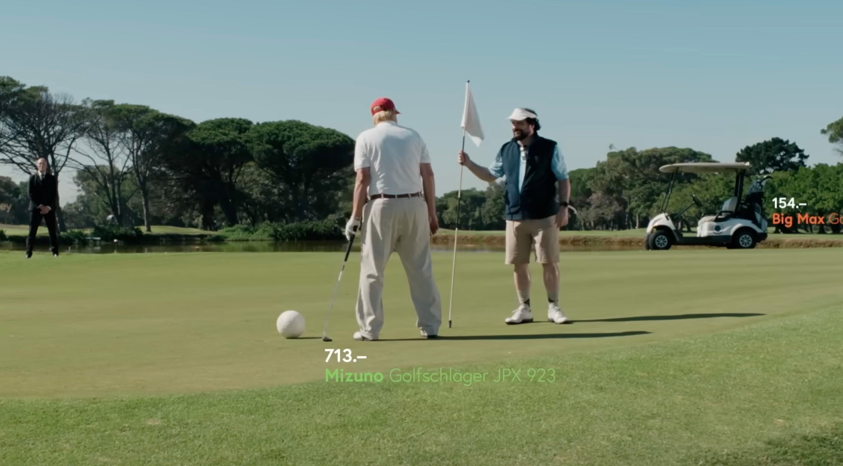 Zwei Männer auf einem Golfplatz beim Putten, mit Preisangaben für Mizuno Golfschläger JPX 923 und Big Max Golfcart im Bild. Zwei Männer auf einem Golfplatz beim Putten, mit Preisangaben für Mizuno Golfschläger JPX 923 und Big Max Golfcart im Bild.