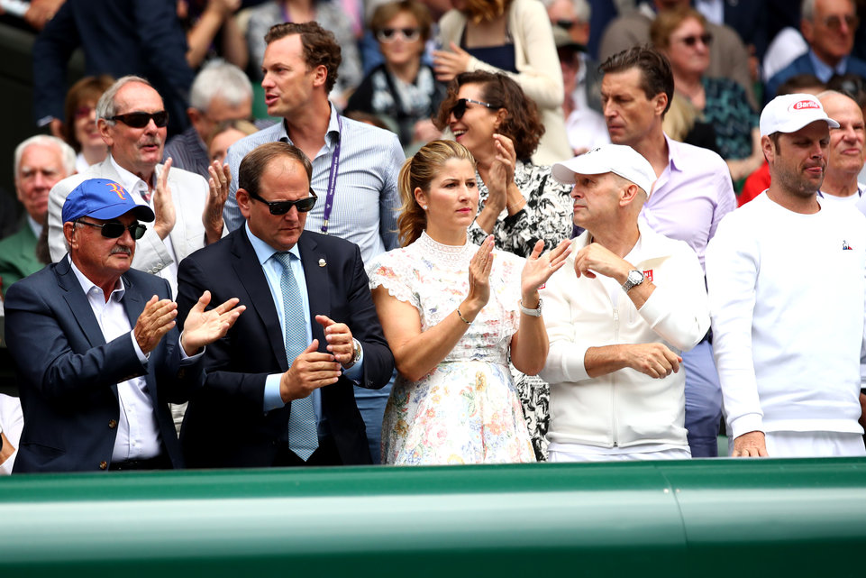 In der Box von Roger Federer macht Mirka Federer eine modische Falle.