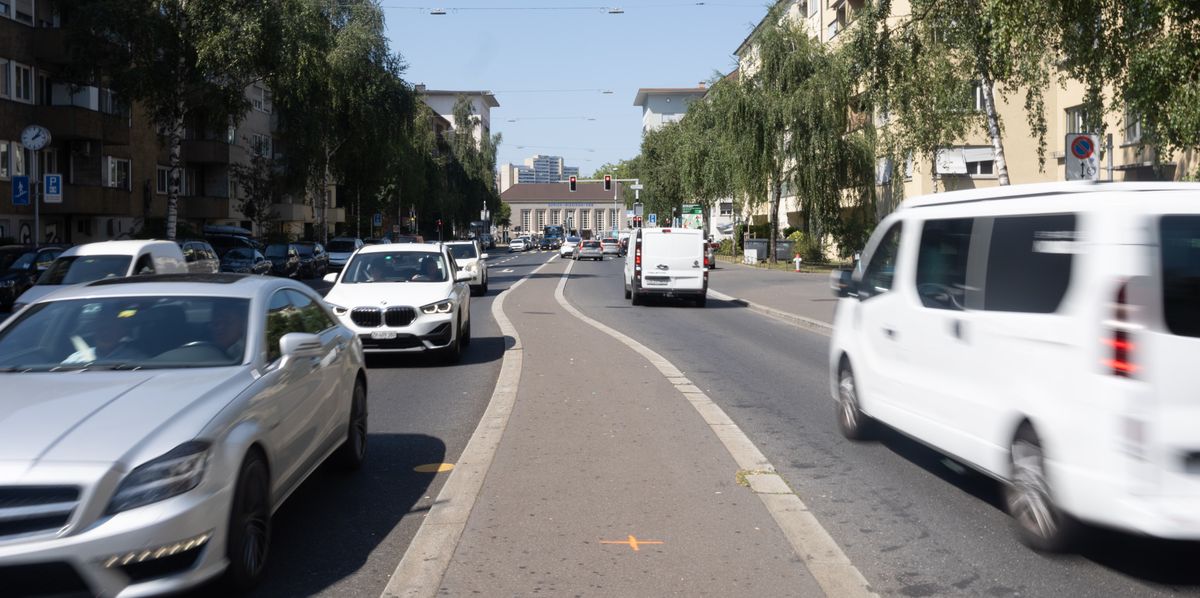 Auf Einer Stark Befahrenen Straße Mit Mehreren www.landbote.ch