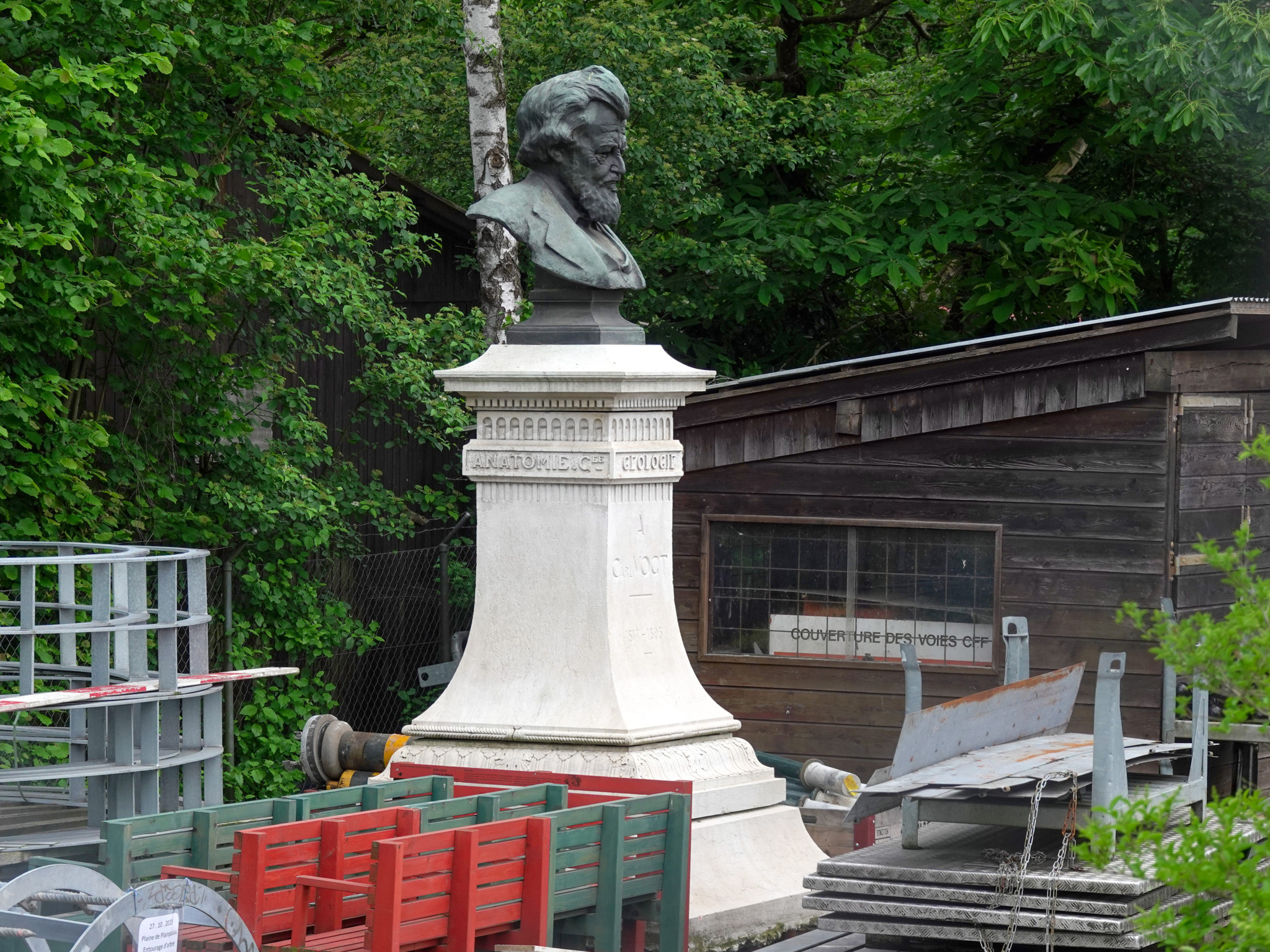  Aire, le 25/05/2024 - Le buste de Carl-Vogt est stocké à  Aïre dans un dépôt de la ville.              