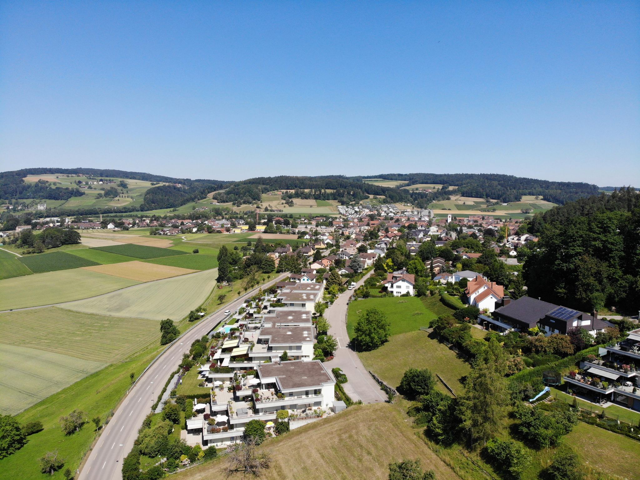 Neftenbach vom Süden Richtung Norden gesehen. Im Vordergrund die Terrassenhäuser an der Haltenstrasse, für die es noch einen Gestaltungsplan brauchte.
