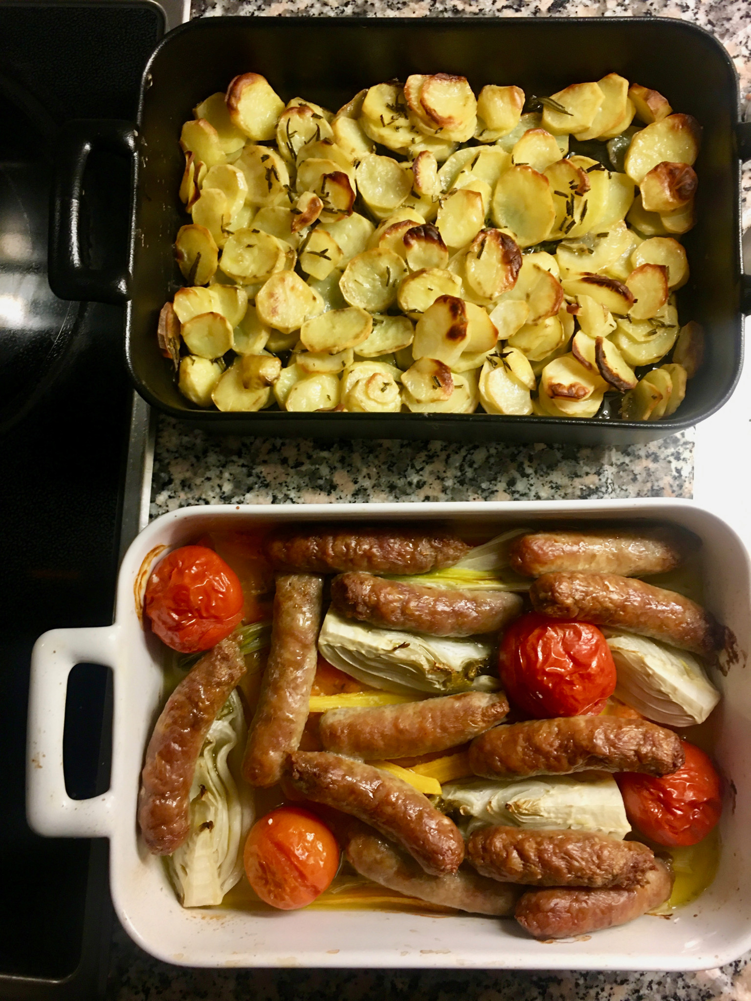 Salsicce mit Gemüse und Bratkartoffeln aus dem Backofen. Foto: MKN