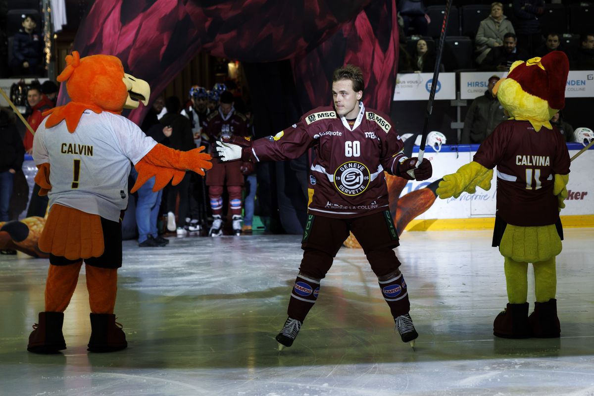 Geneve-Servette's defender Julius Honka #60 arrives on ice, prior a National League regular season game of the Swiss Championship between Geneve-Servette HC and SCL Tigers, at the ice stadium Les Vernets, in Geneva, Switzerland, Friday, December 1, 2023. (KEYSTONE/Salvatore Di Nolfi)