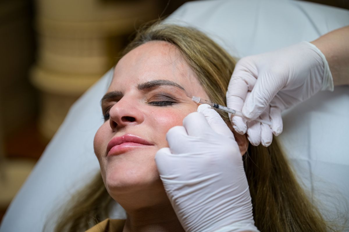 Besuch in der Praxis von Beauty2Go für eine Reportage einer Schönheits-Behandlung. Auf dem Bild: Patientin Susanna in der Schönheits-Behandlung mit gezielten Unterspritzungen in verschiedenen Gesichtregionen. Bild: Enzo Lopardo.