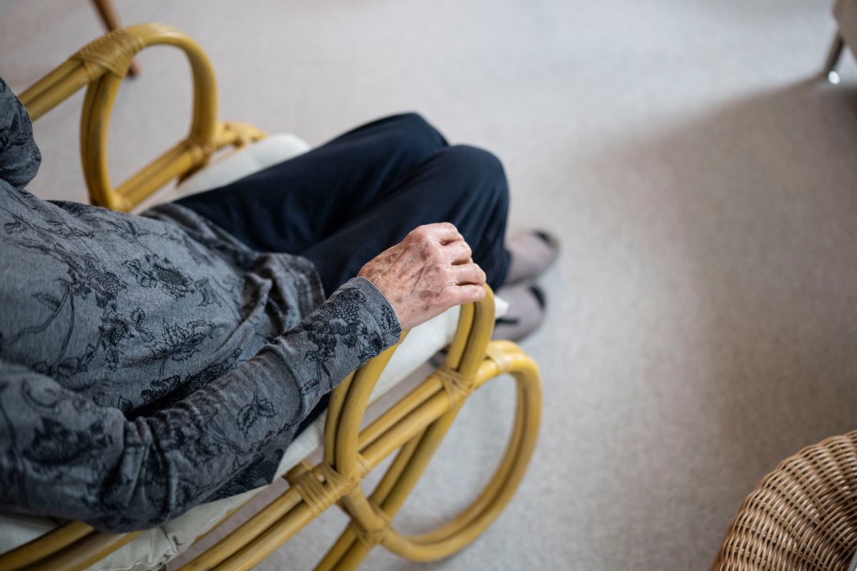 Une retraitée est assise dans son salon, le 2 février 2024 à Uster. (KEYSTONE/Christian Beutler)