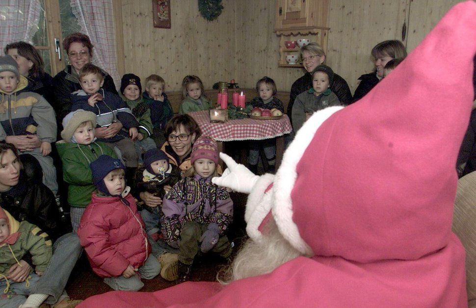 Märchen und Geschichten für die Kleinen und Grossen: Wie hier am 4. Dezember 2000 lauschen die Besucher den Erzählungen des Samichlaus im gemütlichen Blockhaus mitten im Wald.