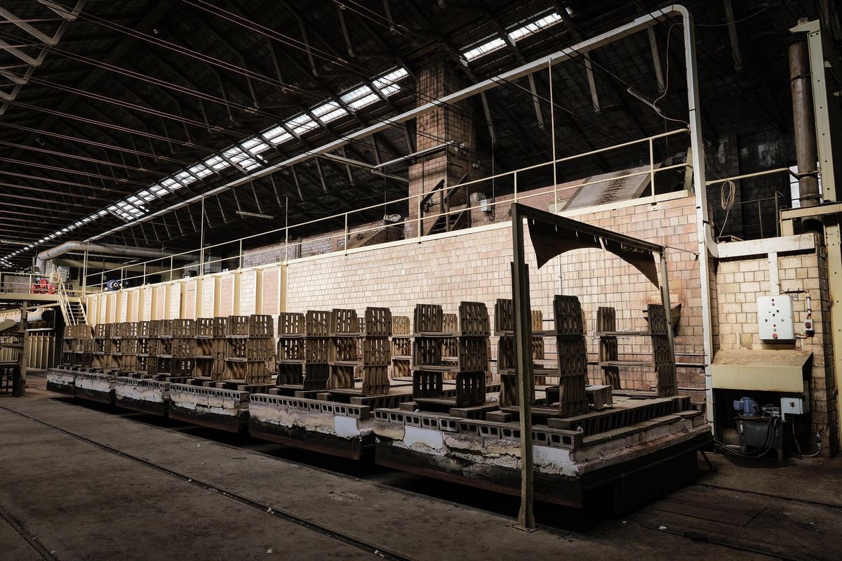 Les grands hangars de la tuilerie de Bardonnex sont désormais vides. Les installations sont actuellement en cours de démontage. On voit néanmoins ici une partie du long four tunnel de 105 mètres où l’on introduisait les tuiles et les briques rangées sur des wagonnets. 