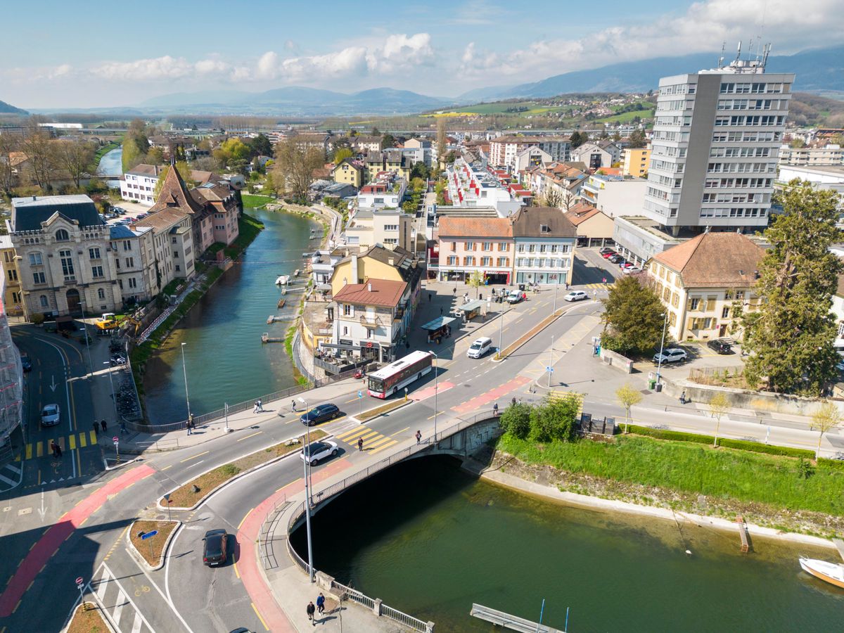 YVERDON LES BAINS 18 AVRIL 2023. Yverdon, vue sur le canal de la thièle, la place Bel-air, et le pont Gleyres. 
© J-P Guinnard / 24heures