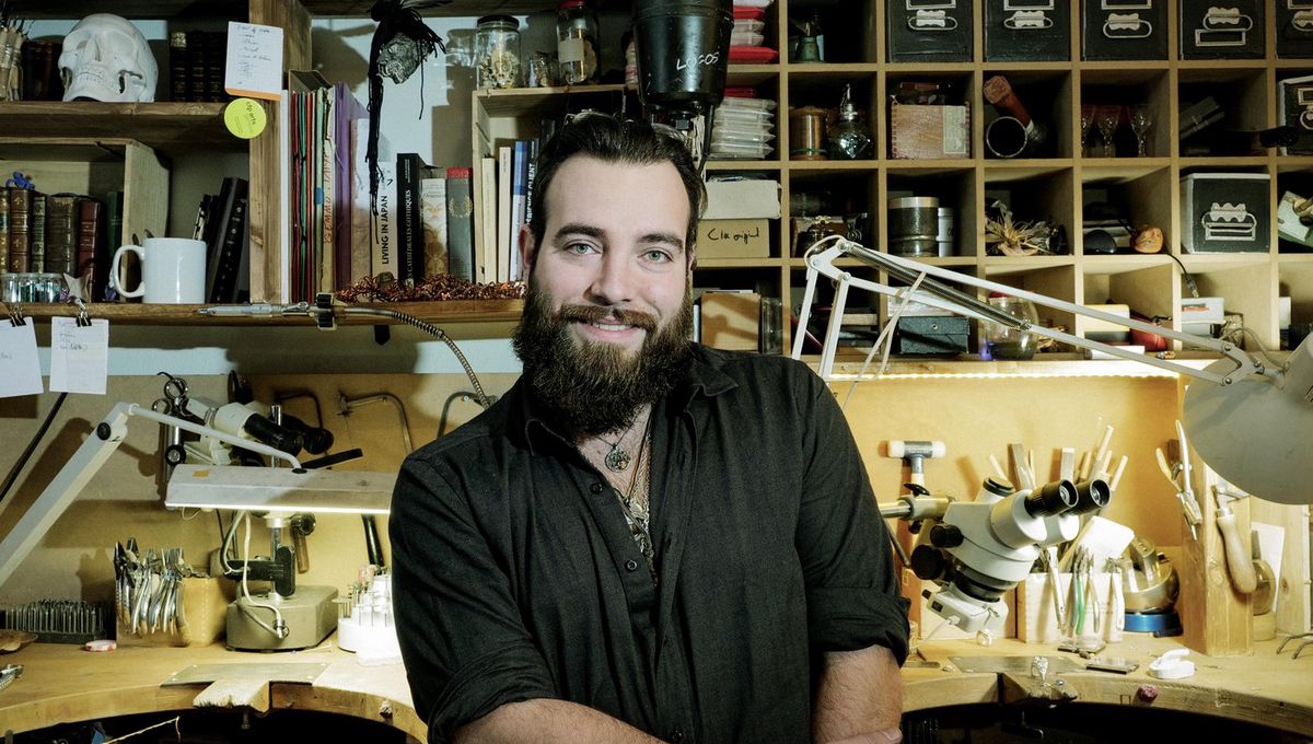  Lucas Hage, joaillier, imagine et conçoit des bijoux au style singulier.