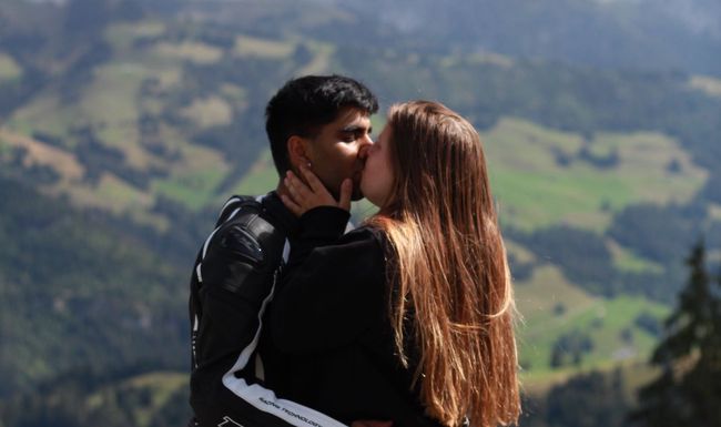 Seit drei Jahren sind Jas (20) und Sarah (19) ein Paar.