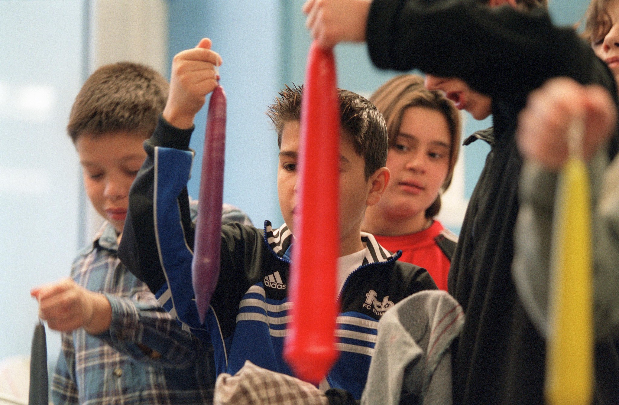 Schüler einer sechsten Klasse in Bachenbülach ziehen Kerzen im Schulhaus Halden, organisiert vom Verein-Eltern-Kind, November 2002.