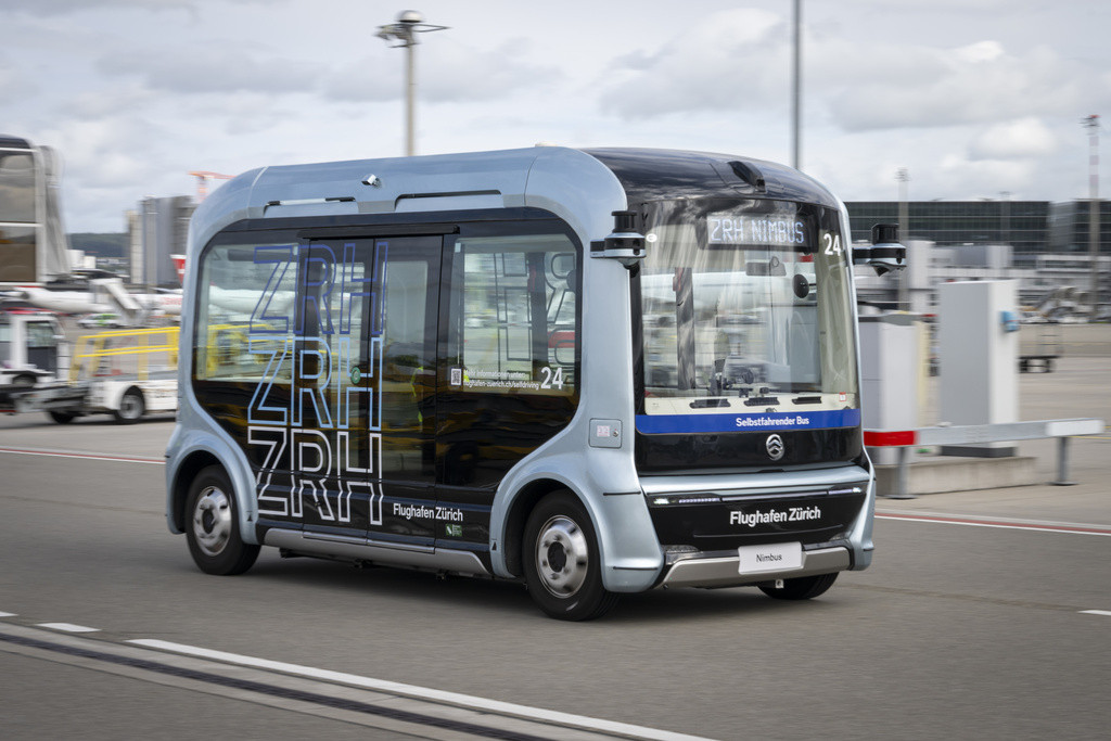 Mobilité en Suède: Au jour de son lancement, un bus autonome entre en collision avec un tram à Göteborg