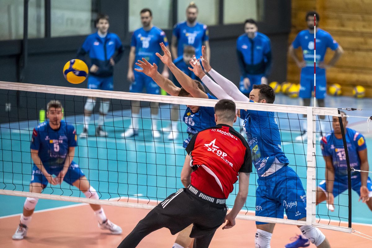 C’est l’heure des retrouvailles pour Strahinja Brzakovic (en rouge) face aux joueurs d’Amriswil, Mischa von Burg (à gauche) et Bjoern Hoehne ce dimanche à Gümligen pour la Super Coupe.