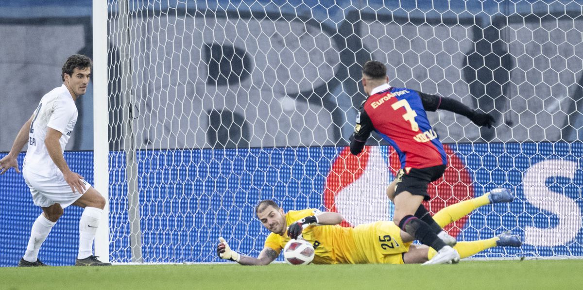 Zuerichs Torwart Yanick Brecher, links, spielt um den Ball mit Basels Benjamin Kololli, rechts, im Fussball Meisterschaftsspiel der Super League zwischen dem FC Zuerich und dem FC Basel 1893 im Letzigrund, am Sonntag, 21. Januar 2024 in Zuerich. (KEYSTONE/Ennio Leanza)