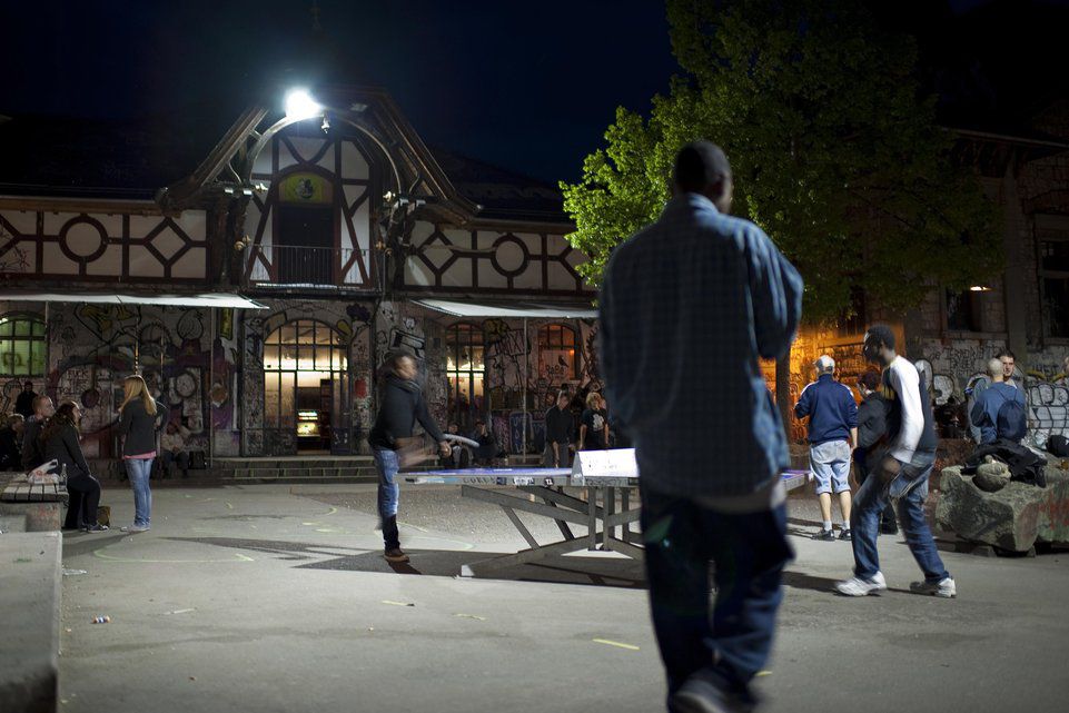 Vorplatz der Reitschule Bern. Abends treffen sich hier viele Junge um gemeinsam zu feiern. Foto: Manuel Zingg/Der Bund