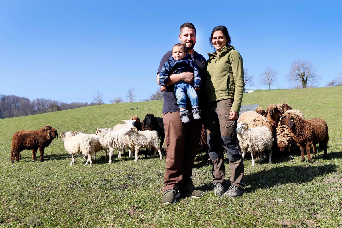 Schafe als Rasenmaeher, Rassenhuehner und Bio-Gemuese auf dem mini-farming-Bauernhof von David und Natalie Mueller mit Sohn Raphael