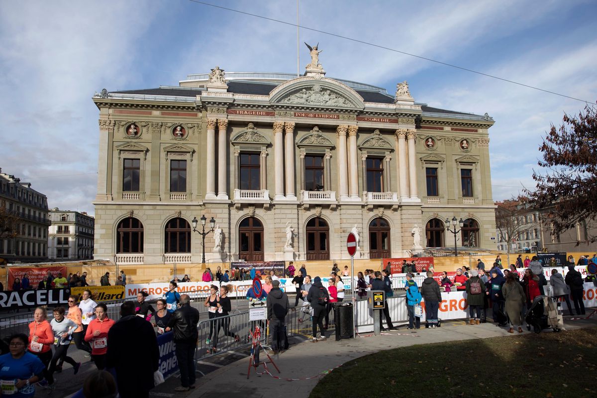 Genève le 01.12.2018, à travers la Vieille ville, la 41e Course de l'Escalade, Place de Neuve, la Course 3 par blocs des Femmes © Georges Cabrera