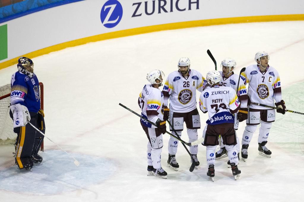 Stephane Patry (de dos) célèbre le deuxième but genevois avec ses coéquipiers. 