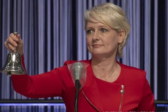 La présidente du Conseil national, Isabelle Moret (PLR/VD) a précisé qu'une motion d'ordre ne pouvait pas changer le droit parlementaire et que chacun à titre individuel pouvait faire un don à une organisation de son choix. La présidente du Conseil national, Isabelle Moret (PLR/VD) a précisé qu'une motion d'ordre ne pouvait pas changer le droit parlementaire et que chacun à titre individuel pouvait faire un don à une organisation de son choix.