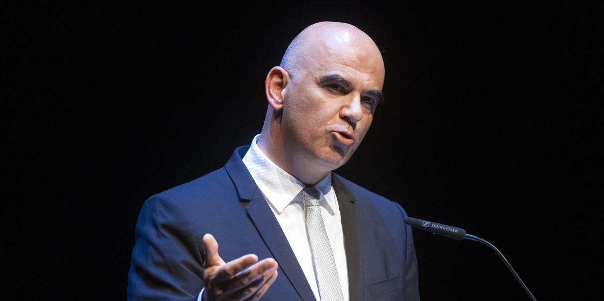 Bundespraesident Alain Berset spricht an der alljaehrlichen Verleihung der Schweizer Schweizer Preise Darstellende Kuenste am Freitag, 6. Oktober 2023, im LAC in Lugano ein. Neben dem Schweizer Grand Prix Darstellende Kuenste / Hans-Reinhart-Ring, der in Kooperation mit der Schweizerischen Gesellschaft für Theaterkultur (SGTK) verliehen wird, vergibt das Bundesamt fuer Kultur BAK jaehrlich insgesamt neun Schweizer Preise im Tanz, Theater und den darstellenden Kuensten an Personen oder Institutionen. (KEYSTONE/Ti-Press/Pablo Gianinazzi)