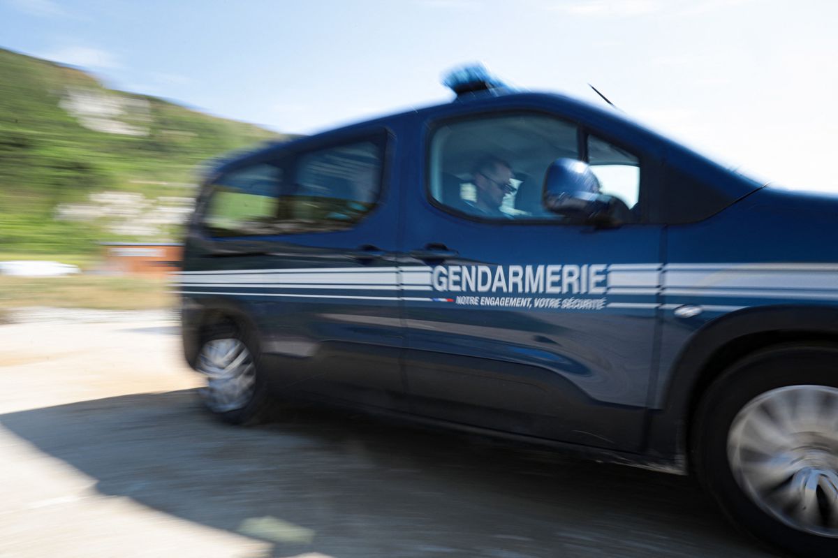 Les gendarmes ont procédé aux constatations après qu’une voiture en délit de fuite ait percuté une voiture immatriculée en Suisse.
