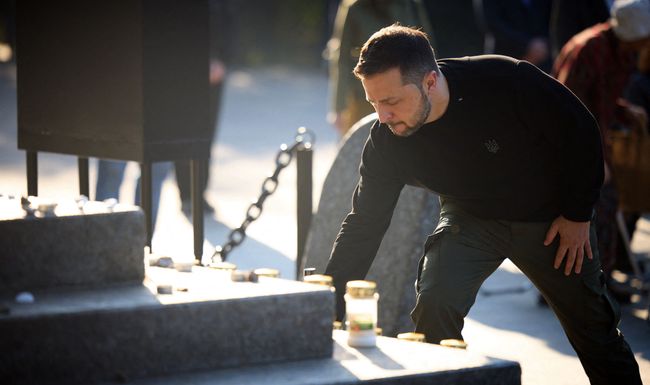 Zelensky était accompagné de représentants de la communauté juive et de descendants de victimes.