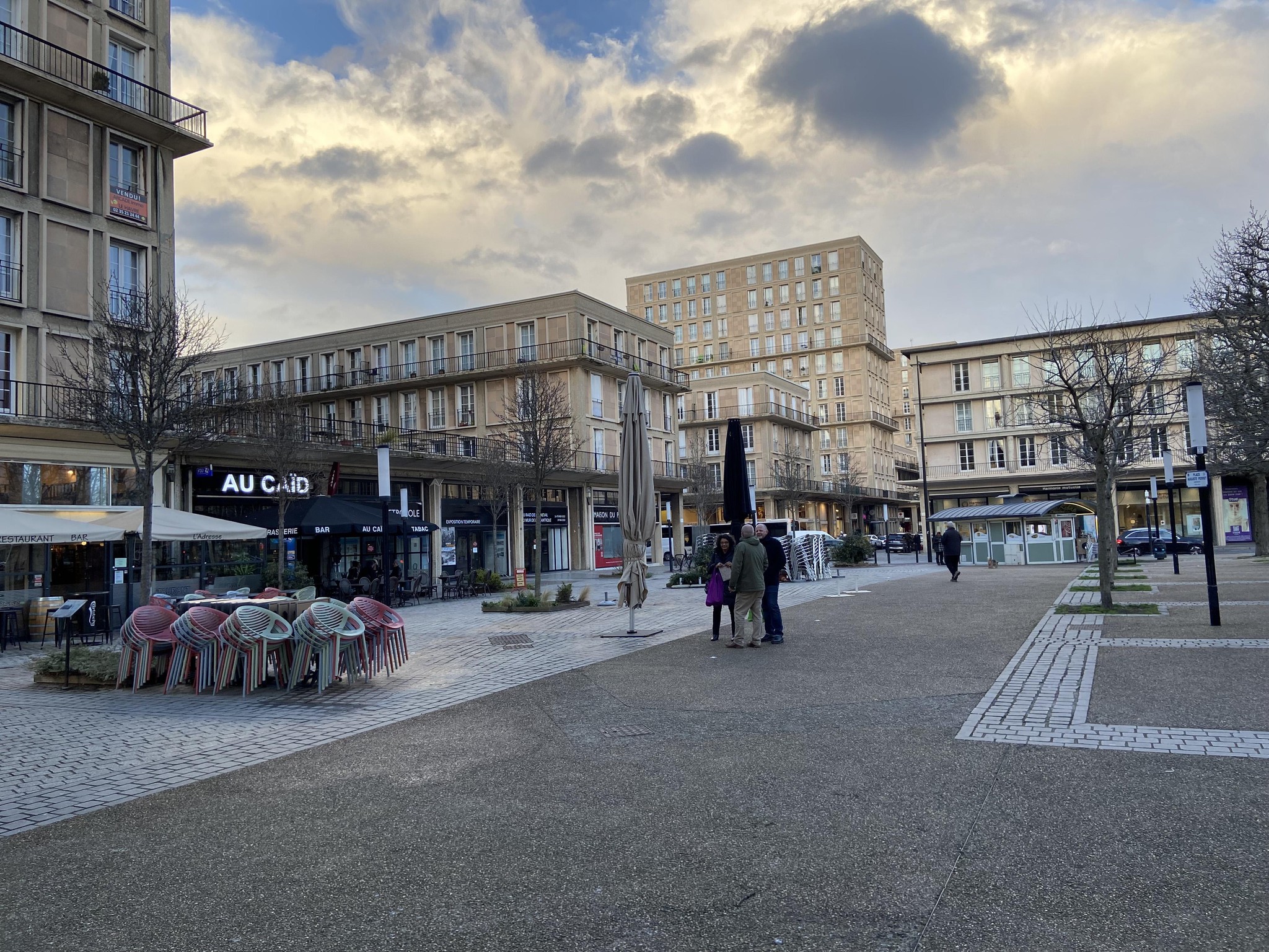 Le centre ville du Havre a été anéanti par les bombardements de septembre 1944 puis reconstruit par l’architecte Auguste Perret. Ces immeubles en béton, qui ont longtemps désolé les Havrais, font désormais leur fierté. En 2005, le centre ville a été inscrit au patrimoine mondial de l’Unesco. 