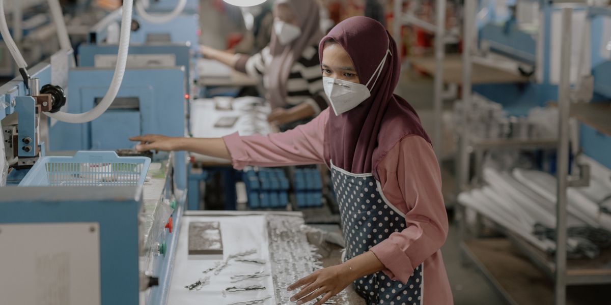 Schweizer-Firma-in-Indonesien-N-herinnen-verdienen-130-Franken-pro-Monat-so-viel-wie-ein-Paar-On-Schuhe-kostet