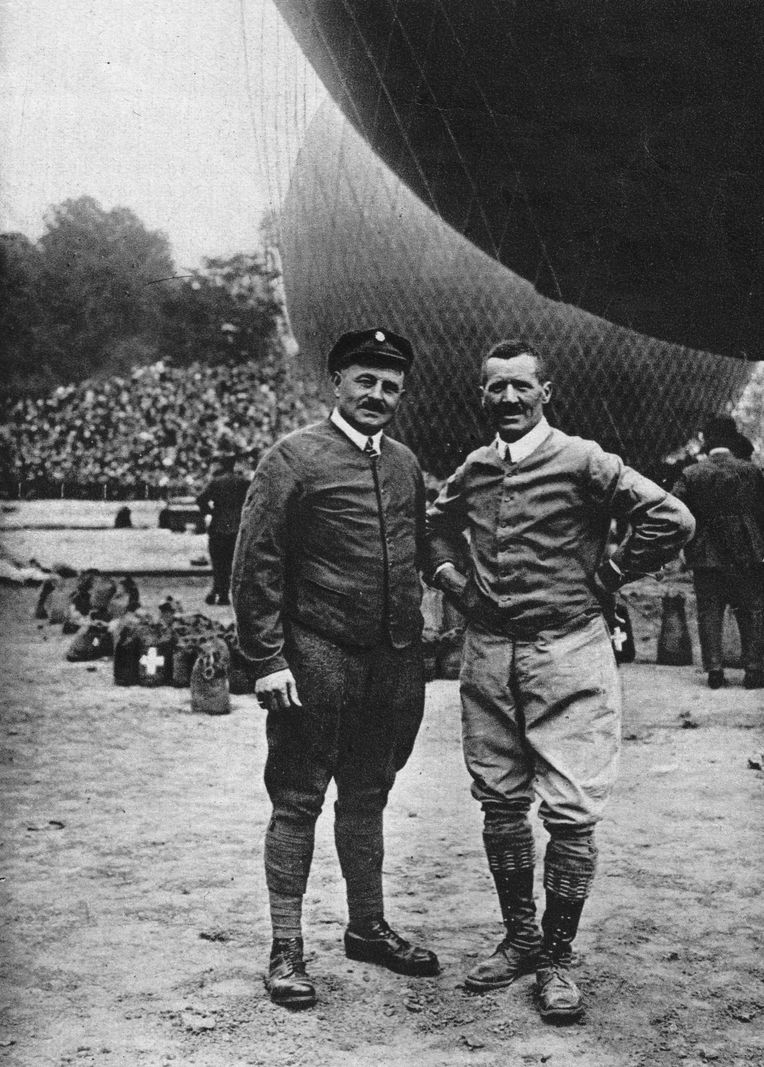 Louis Ansermier, aide-pilote, et Paul Armbruster, pilote, vainqueurs de la Coupe Gordon-Bennett 1921 à bord du ballon suisse «Zurich».