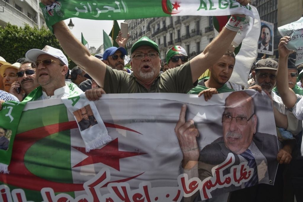 Algériens dans la rue en dépit du dispositif policier