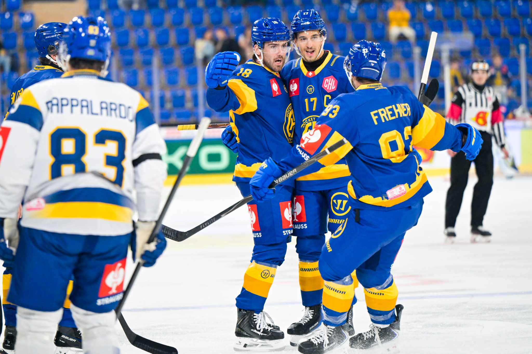 Yannick Frehner, Ken Jaeger und Filip Zadina vom HC Davos bejubeln den Ausgleichstreffer zum 1:1 gegen Storhamar Hamar in der Champions Hockey League.