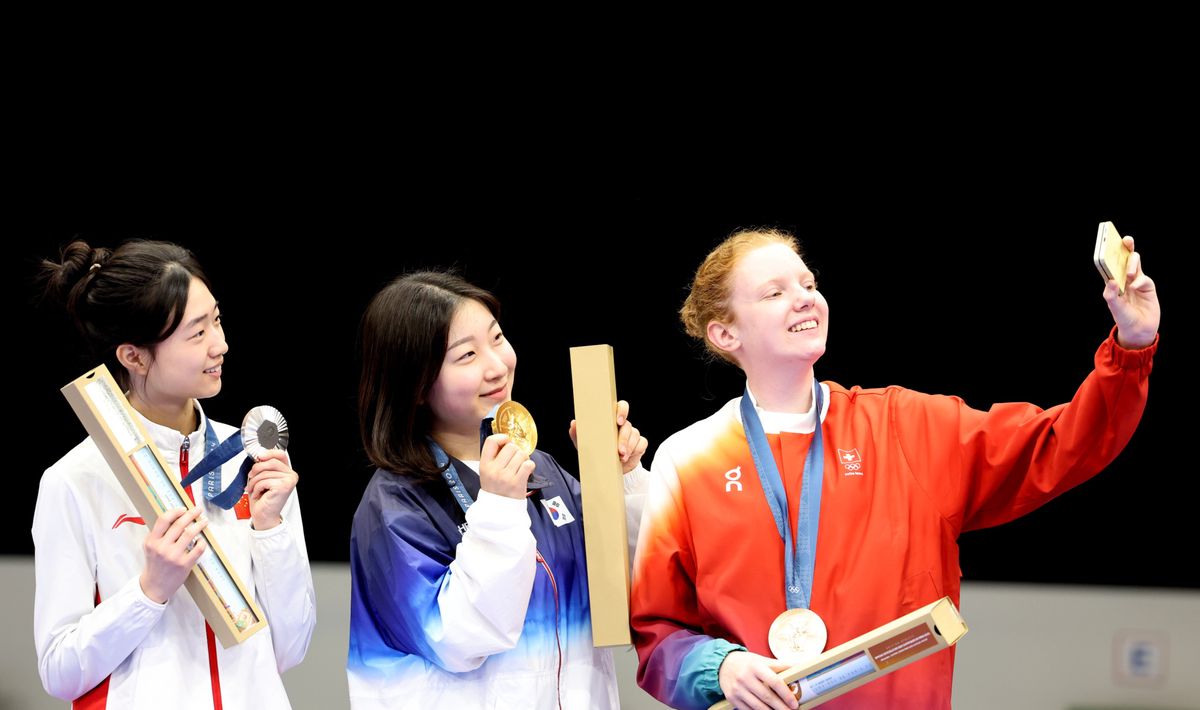 epa11505052 (L-R) Silver medalist Yuting Huang of China,  gold medalist Hyojin Ban of South Korea and bronze medalist Audrey Gogniat of Switzerland pose during the medal ceremony for the 10m Air Rifle Women event of the Shooting competitions in the Paris 2024 Olympic Games at the Shooting centre in Chateauroux, France, 29 July 2024.  EPA/VASSIL DONEV