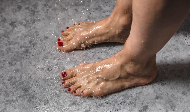 Frauenfüsse in der Dusche 