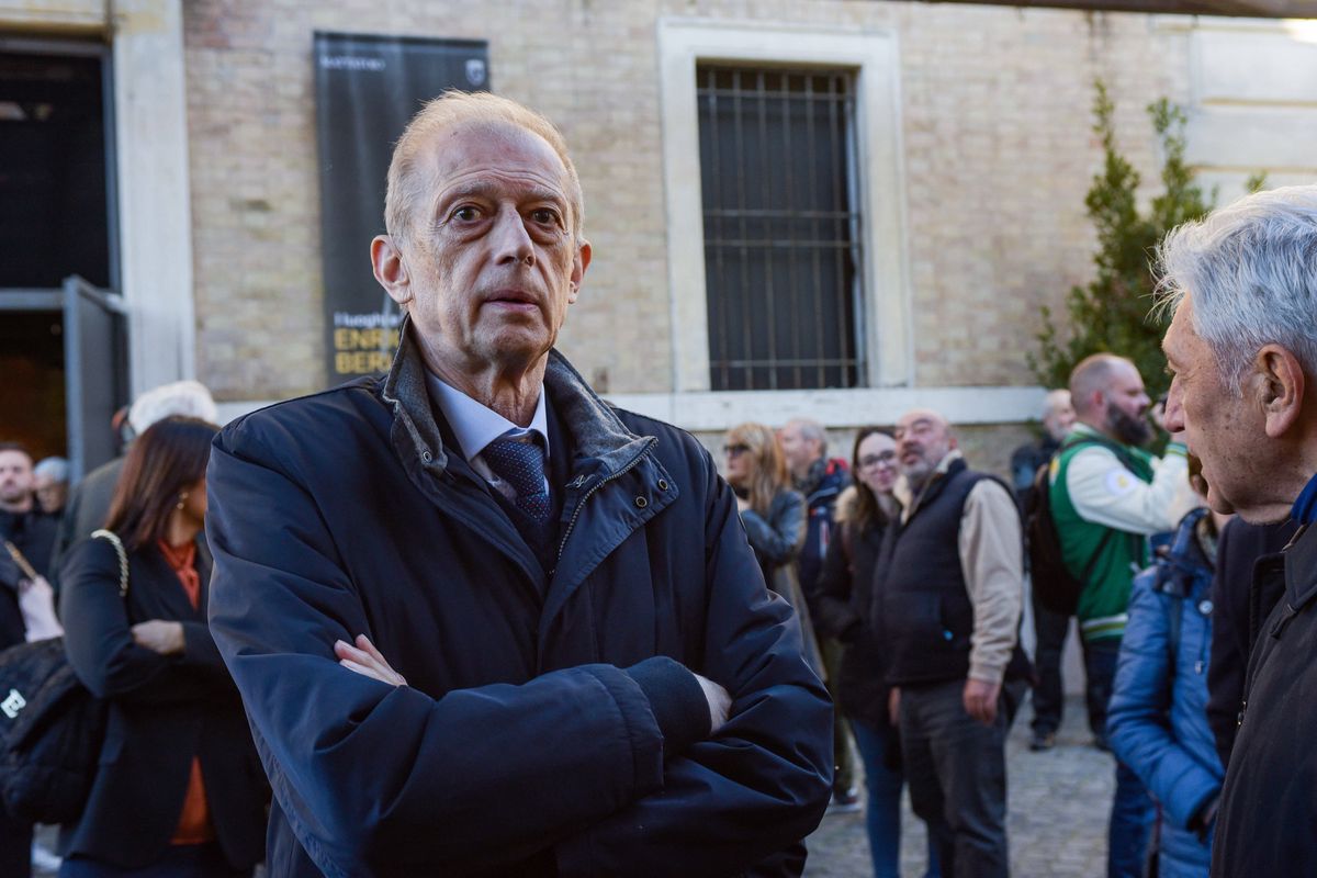 Italienischer Politiker Hat Piero Fassino Parfums geklaut? Basler