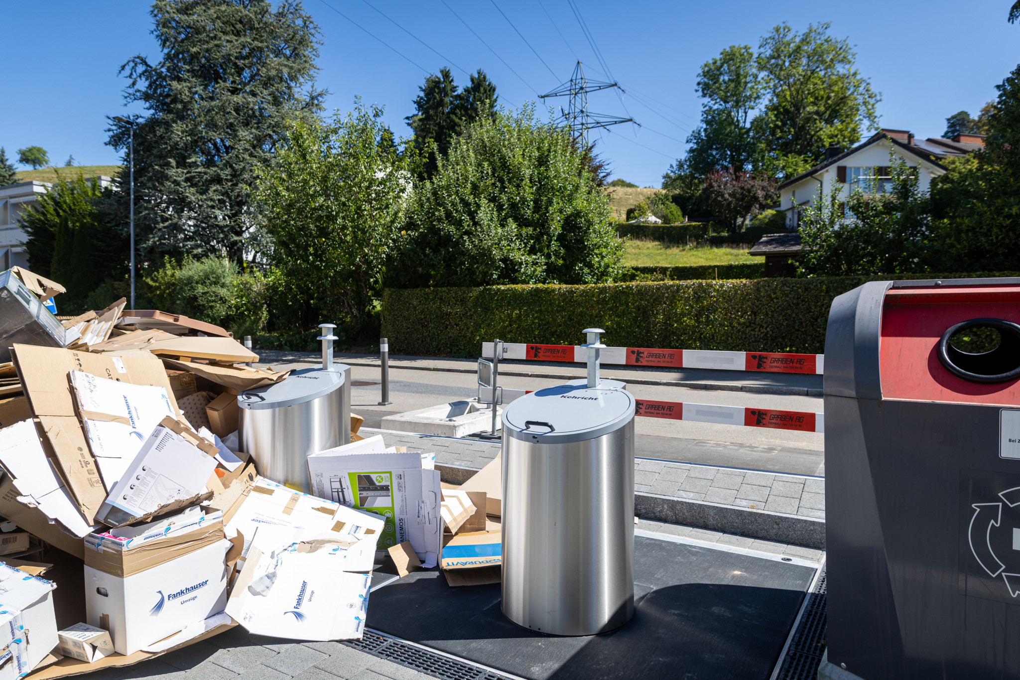 Unterflurcontainer in der Siedlung Hofwiesen in Thalwil, die wegen einer Hochspannungsleitung nicht genutzt werden dürfen.