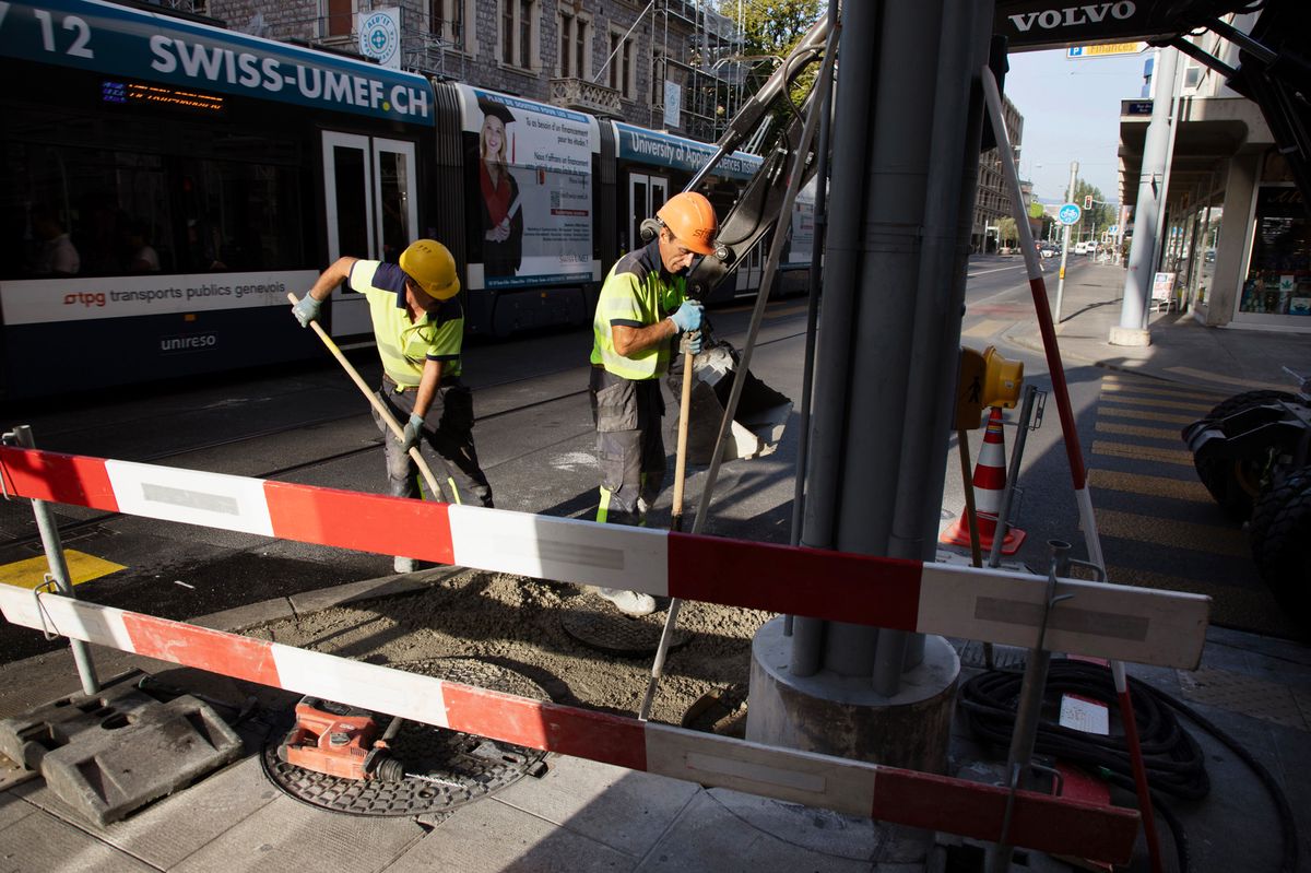Genève le 23.08.2023, angle rue Rois et Rue du Stand, des ouvriers travaillent sur un chantier. Ils s'arrêteront à midi à cause des fortes chaleurs © Georges Cabrera