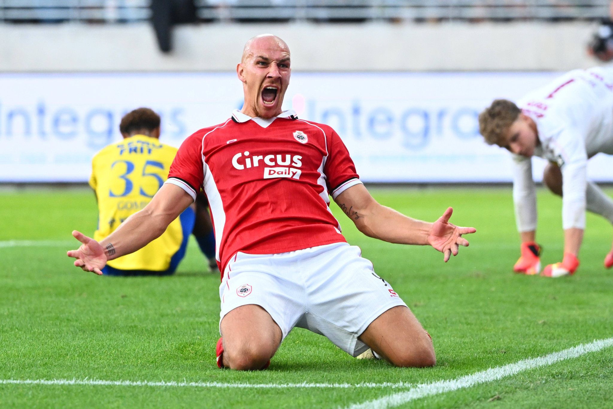 Michael Frey von Royal Antwerp FC jubelt auf Knien nach seinem Tor gegen SK Beveren in der Jupiler Pro League in Deurne.